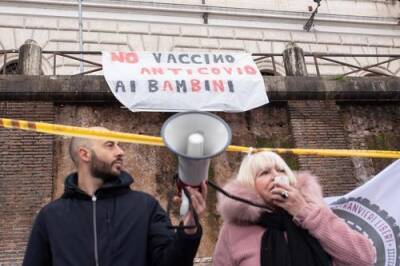 В Италии противник вакцинации придумал силиконовую руку, чтобы избежать прививки - argumenti.ru - Италия