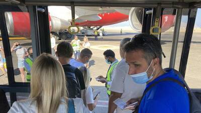 Екатеринбуржцы на семь часов застряли в аэропорту Хургады без еды и воды - iz.ru - Израиль - Екатеринбург