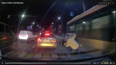 В Воронеже пешеход едва не оказался под колесами мчащегося автобуса - gorcom36.ru - Воронеж