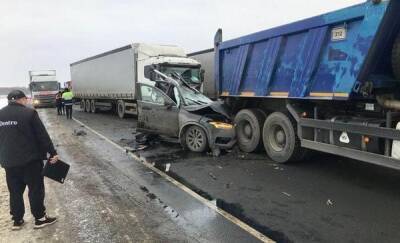 Машину смяло: два большегруза раздавили внедорожник на трассе Тюмень - Омск - news.megatyumen.ru - Тюмень - Омск - Омская обл.