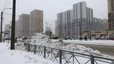 Александр Беглов - Неубранный снег на тротуарах Петербурга стал препятствием для мам с колясками - inforeactor.ru - Санкт-Петербург