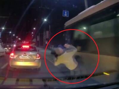 На видео попал момент чудесного спасения в Воронеже: автобус пролетел в сантиметре от головы мужчины - bloknot.ru - Воронеж