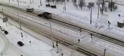 Камаз наехал на легковушку, пропускавшую автобус в Петрозаводске (ВИДЕО) - stolicaonego.ru - Петрозаводск - Камаз