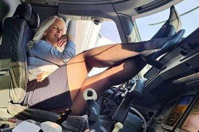 Фото стюардессы с задранными вверх ногами в кабине пилотов впечатлило фанатов - lenta.ru