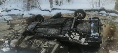 Водитель погиб, упав на машине в овраг с ледяной водой в районе Карелии - stolicaonego.ru - район Олонецкий - республика Карелия