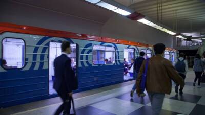 В московском метро задержали хулигана, забравшегося на крышу поезда - mir24.tv - Москва
