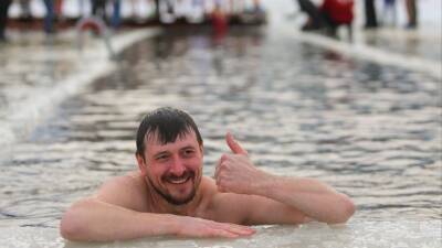 В Якутске местные «моржи» открыли зимний купальный сезон - 5-tv.ru - респ. Саха - Якутск