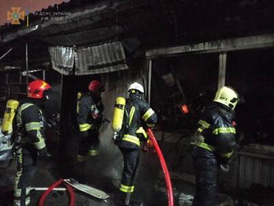 В Киеве горел Оболонский рынок. Спасатели сообщили, что возгорание возникло в нескольких киосках - gordonua.com - Украина - Киев
