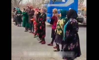 Группа женщин перекрыла дорогу в Бухарской области. Рядом с их селом строится газопровод, а они вынуждены пользоваться баллонами с сжиженным газом - podrobno.uz - Узбекистан - Ташкент - Бухарская обл.