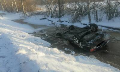 В Карелии автомобиль провалился в канаву: один человек погиб - gubdaily.ru - район Олонецкий - республика Карелия