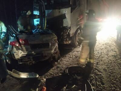 Фура въехала в легковой автомобиль на тюменской трассе. Погибла семья из четырех человек - znak.com - Тюмень - Тюменская обл. - Омск - Сыктывкар