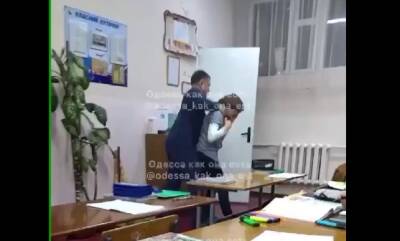 "Вытолкал школьника из класса и тащил по коридору": в Одессе сурово наказали учителя, видео - politeka.net - Украина - Одесса