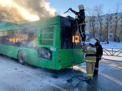 В Екатеринбурге на ходу загорелся пассажирский автобус - znak.com - Екатеринбург - Свердловская обл.