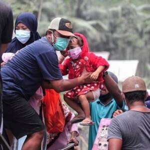 В результате извержения вулкана в Индонезии погибли 14 человек - reporter-ua.com - Индонезия