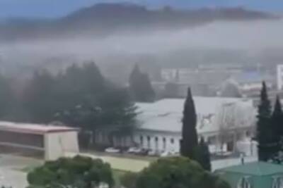 Жители Сочи сняли на видео пыльную бурю, накрывшую Адлерский район - kuban.mk.ru - Сочи - район Адлерский, Сочи