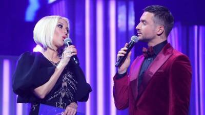 Сергей Лазарев - Лера Кудрявцева - Лазарев случайно вырвал у Кудрявцевой клок волос прямо на сцене - vm.ru
