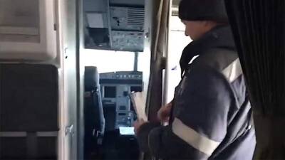 СК показал изнутри кабину пилотов обледеневшего лайнера S7 - iz.ru - Россия - Израиль - Новосибирск - Иркутск - Магадан