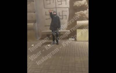 На Крещатике юноша «зиговал» на фоне свастик (ВИДЕО) - agrimpasa.com - Киев