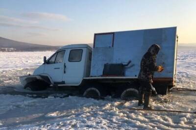 В Хабаровском крае тонет грузовик с продуктами - hab.aif.ru - Хабаровский край