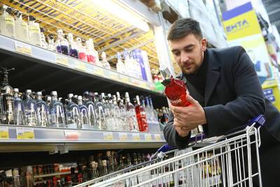 Владимир Петров - Главу Минпромторга попросили разрешить продажу алкоголя в новогоднюю ночь - tvc.ru - Россия - Ленинградская обл.