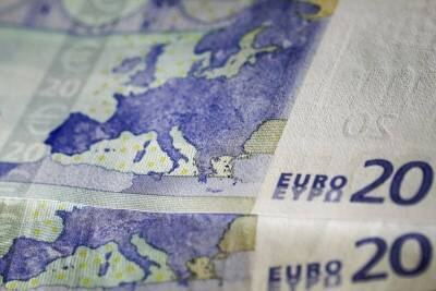 Доллар слабо дешевеет в паре с евро, укрепляется к иене - smartmoney.one - США - Reuters