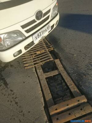Водитель грузовичка сломал ребра из-за решетки на холмской дороге - sakhalin.info - Холмск