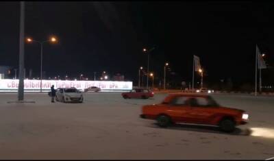 Тюменские дрифтеры парковку у Ленты превратили в гоночную трассу - nashgorod.ru