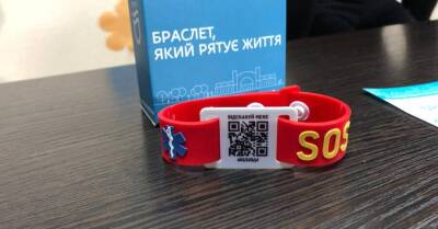 В Днепре пожилым и больным людям начали выдавать QR-браслеты - kp.ua - Украина