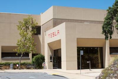 Американские власти начали расследование против Tesla - mk.ru - США - Reuters