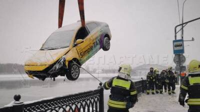 Спасатели ликвидируют последствия ДТП с упавшим в Москву-реку такси - vm.ru - Москва