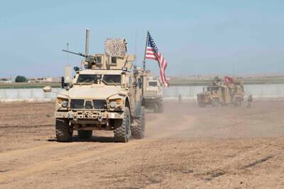 Колонна американских войск в Сирии подверглась атаке - lenta.ru - США - Израиль - Сирия - Сана - Латакия