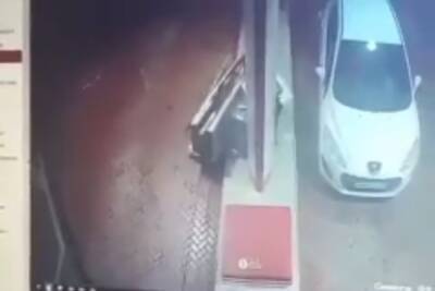 На АЗС в Апшеронске водитель случайно вырвал две топливные колонки - kuban.mk.ru - Кубань - Апшеронск