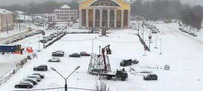 Началась установка главной новогодней елки Петрозаводска - stolicaonego.ru - Петрозаводск