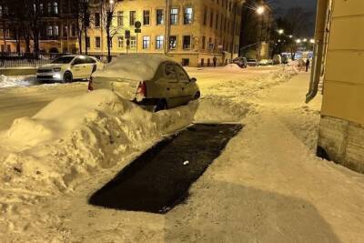 Дорожники залатали яму на заснеженной дороге в центре Петербурга - spb.mk.ru - Санкт-Петербург