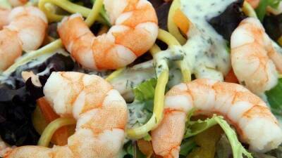 Диетический салат с кальмарами и креветками - skuke.net