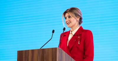 Елена Зеленская - Для форума «Украина 30. Дети» Елена Зеленская выбрала красный костюм A.M.G. и брошь Lake Studio - kp.ua - Украина - Киев
