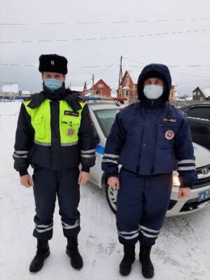 Сотрудники ГИБДД спасли ребенка, примерзшего к дорожному знаку - vologda-poisk.ru