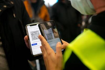 2/3 россиян отрицательно относятся к введению QR-кодов для посещения общественных мест - znak.com - Россия