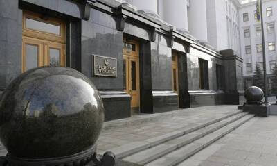 Блогер - В ОП фактически подписали явку с повинной, сказав, что 6 месяцев «обрабатывают» закон о военных преступниках, - блогер - capital.ua - Украина