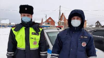 Вологодские полицейские спасли примерзшего языком к дорожному знаку мальчика - iz.ru - Израиль - Вологодская обл.