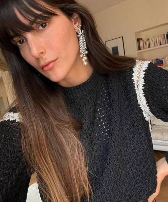 Chanel - Серьги, которые всем нам нужны на Новый год: парижанка Лея Сфез нашла безупречные украшения к простому свитеру - skuke.net