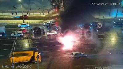 Автомобиль вспыхнул на Варшавском шоссе в Москве - vm.ru - Москва - Москва