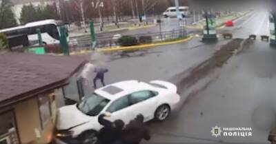 Виктор Янукович - Иностранец на авто протаранил ворота Межигорья - kp.ua - Украина - Киевская обл. - Саудовская Аравия
