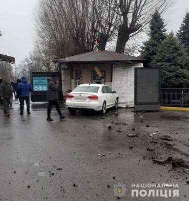 Граждане Саудовской Аравии на машине повредили вход в резиденцию Януковича - rupor.info - Киевская обл. - Саудовская Аравия
