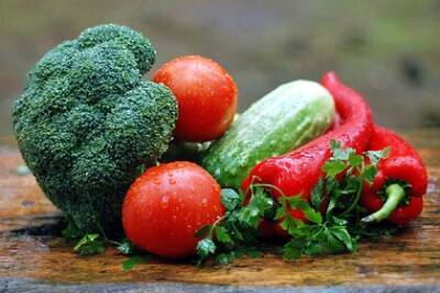 Эксперт назвала запрещенные после прививки от COVID-19 продукты - lenta.ru