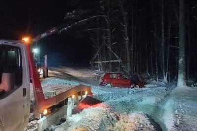 Легковушка автолюбительницы в Карелии оказалась в кювете из-за скользкой дороги - karel.mk.ru - республика Карелия