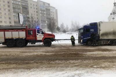 Для борьбы с заторами на костромских дорогах пришлось мобилизовать пожарные «Уралы» - kostroma.mk.ru
