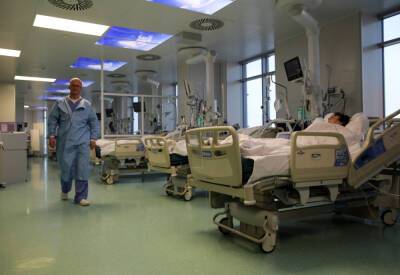 Более 300 петербуржцев подключены к аппаратам ИВЛ из-за COVID-19 и пневмоний - abnews.ru - Санкт-Петербург