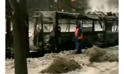 На севере Москвы полностью сгорел пассажирский автобус. Причина пожара выясняется - og.ru - Москва