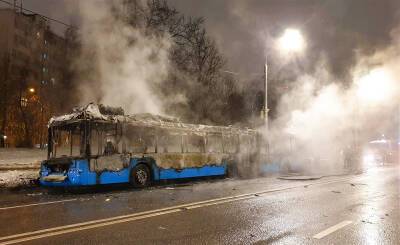 Рейсовый автобус сгорел на севере Москвы (видео) - tvc.ru - Москва